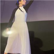 Je propose des cours de danse pour tous les niveaux et tous les âges.
Je donne des cours dans plusieurs styles : danse moderne jazz, street jazz, danse urbaine, afro, et bien d’autres.
Mon objectif est de vous aider à vous améliorer, acquérir de solides